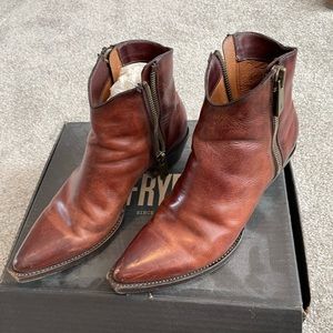 Fry Sasha zip Shorty brown boot